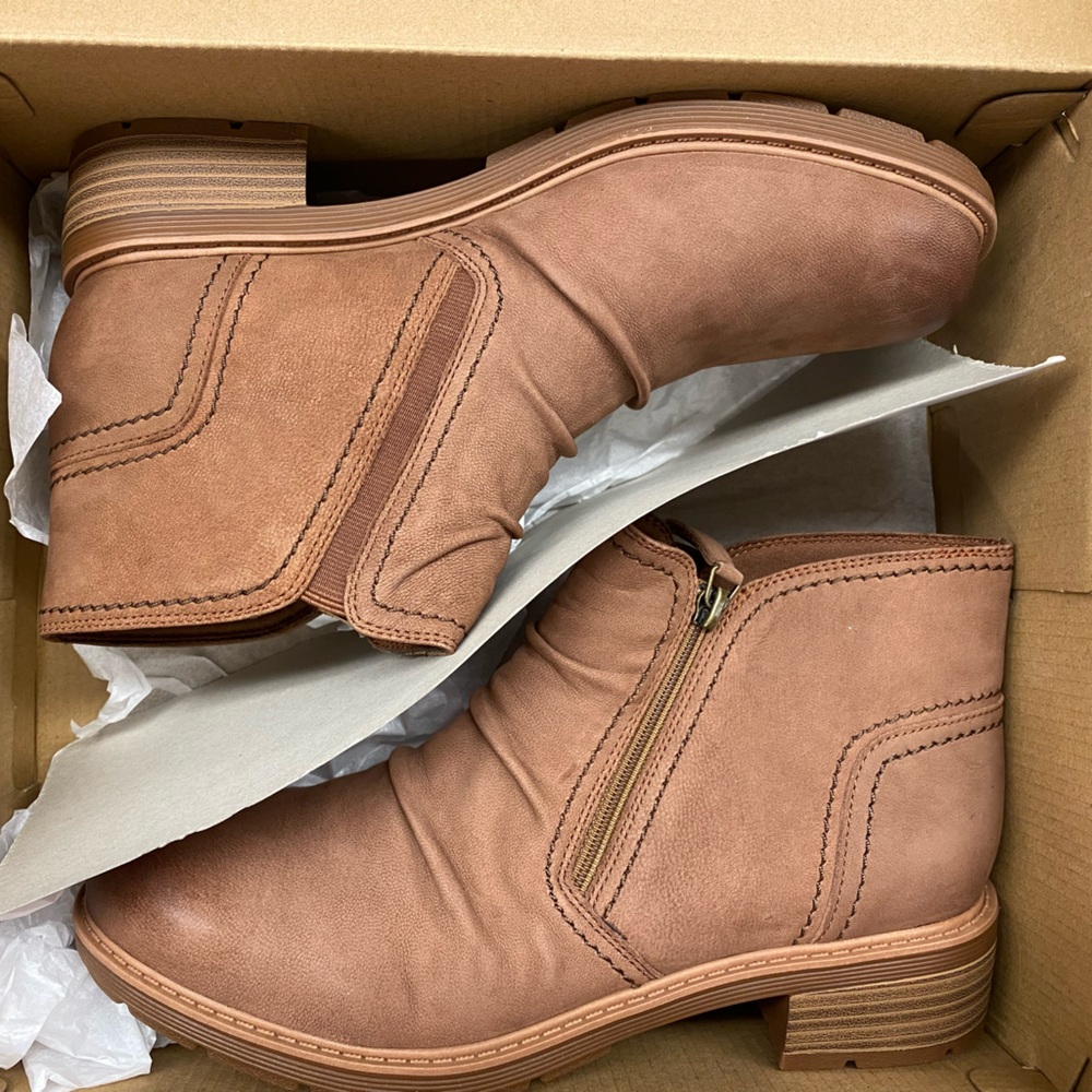 New Clarks hearth dove - tan nubuck leather booties - ankle boots - 10